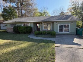 2907 Flower Acre Rd in Texarkana, TX - Building Photo