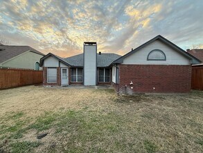 7012 Bernadine St, Unit 2R in Watauga, TX - Building Photo - Building Photo