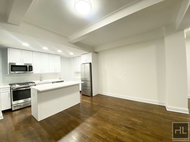 WEST 68 STREET in New York, NY - Building Photo - Building Photo