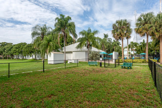 Oakwood Townhomes in Lake Worth, FL - Building Photo - Building Photo