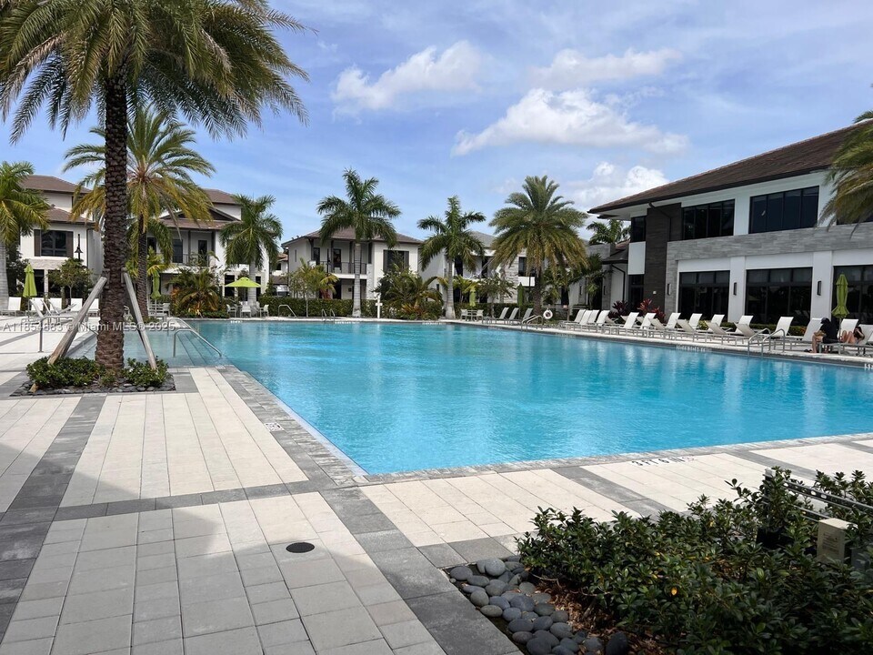 8265 NW 41st St in Doral, FL - Building Photo