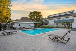 The Lofts at Pinehurst in Ventura, CA - Building Photo
