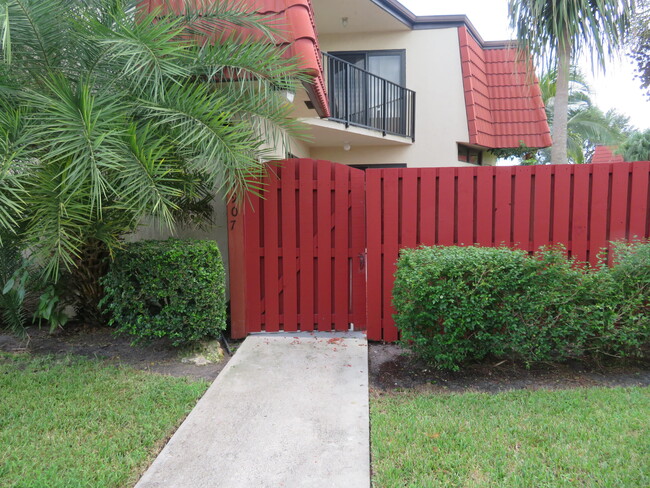 3907 Victoria Dr in West Palm Beach, FL - Building Photo - Building Photo