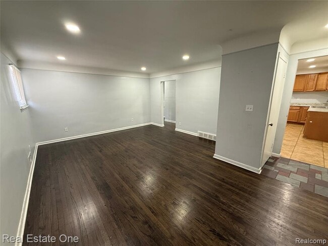 8064 Whitefield St in Dearborn Heights, MI - Building Photo - Building Photo