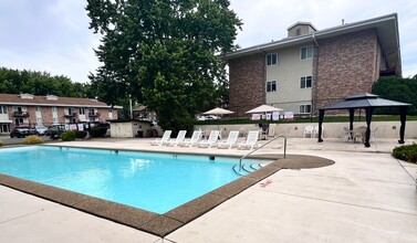 Gold Falls Villa Apartments in Cedar Falls, IA - Foto de edificio - Building Photo