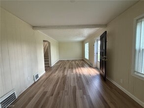 18505 Raymond St in Maple Heights, OH - Building Photo - Building Photo