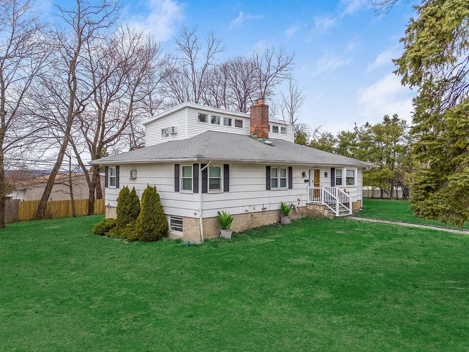 4 Arthur Ln-Unit -A in White Plains, NY - Building Photo