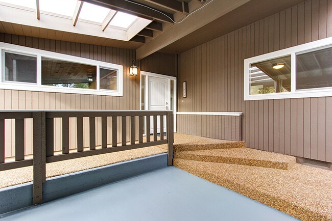 10804 NE 47th St in Kirkland, WA - Building Photo - Building Photo