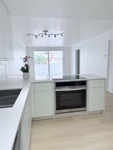 1331 Lincoln Rd in Miami Beach, FL - Building Photo - Building Photo