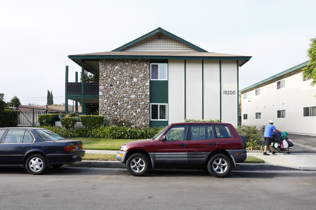 19200 Bryant St in Northridge, CA - Foto de edificio - Building Photo