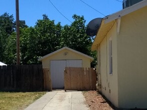323 Neville St in Hanford, CA - Building Photo - Building Photo