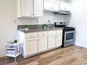 Carlton Park Apartments in Bellflower, CA - Foto de edificio - Building Photo