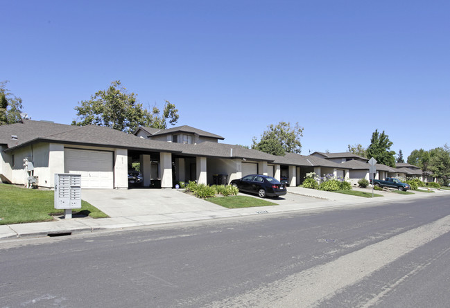 Lake Pointe Condominiums in Stockton, CA - Foto de edificio - Building Photo