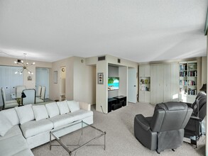 100 Bayview Dr, Unit 1125 in Sunny Isles Beach, FL - Building Photo - Building Photo