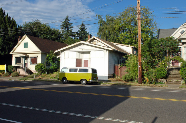 3324 SE 11th Ave in Portland, OR - Building Photo - Building Photo