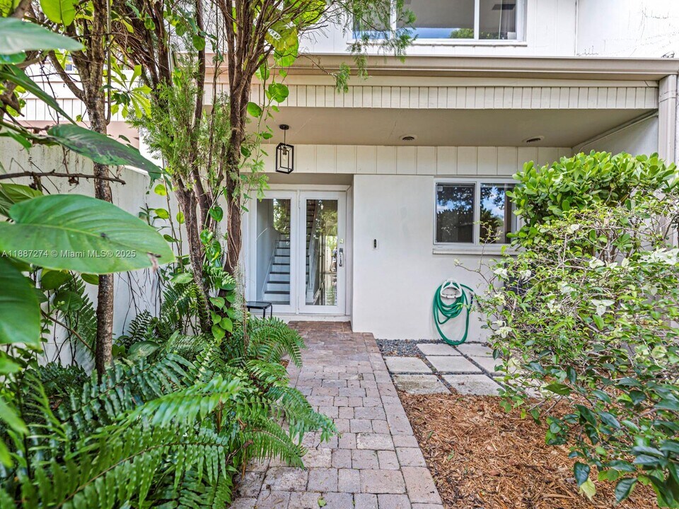 8218 SW 82nd Ct in Miami, FL - Foto de edificio