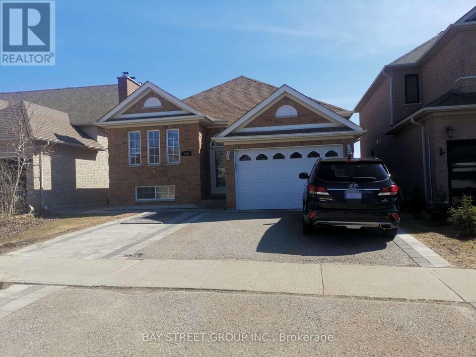 799 Coldstream Dr in Oshawa, ON - Building Photo