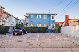 256 W Tujunga Ave, Unit B in Burbank, CA - Building Photo - Building Photo