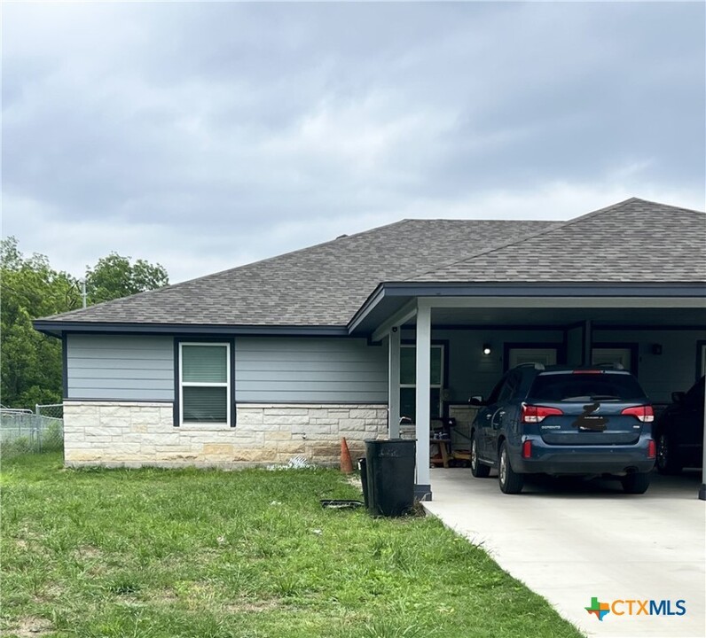 909 E 3rd St in Lampasas, TX - Building Photo