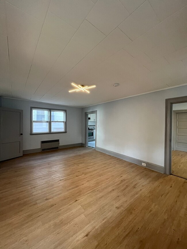 66 Broadway, Unit 1 in Bayonne, NJ - Foto de edificio - Building Photo