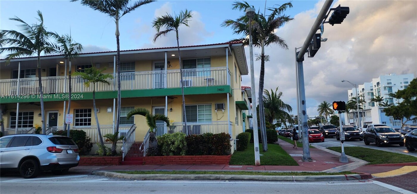 7400 Harding Ave in Miami Beach, FL - Building Photo