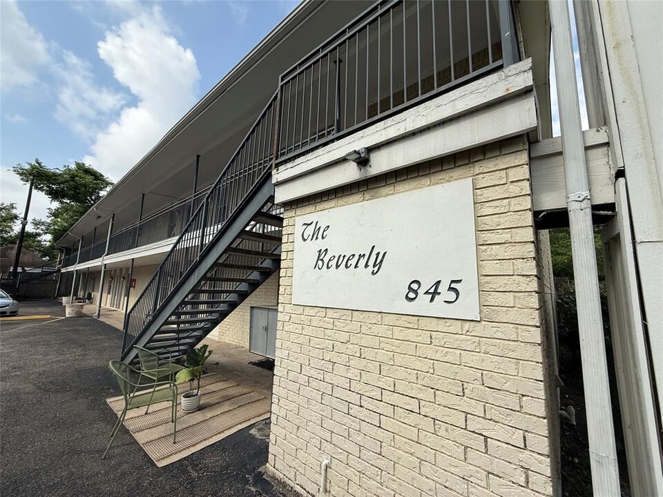 845 Beverly St in Houston, TX - Building Photo