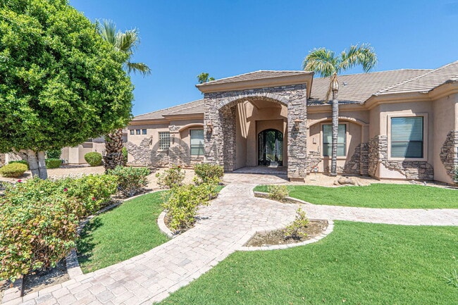 2816 E Carob Dr in Chandler, AZ - Building Photo - Building Photo