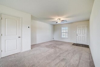 221 Cres Park Dr in Jarrell, TX - Building Photo - Building Photo