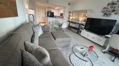 10 Aragon Ave in Coral Gables, FL - Building Photo - Building Photo