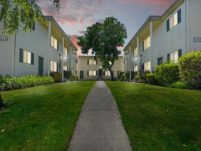Colonial Garden Apartments in San Mateo, CA - Foto de edificio - Building Photo