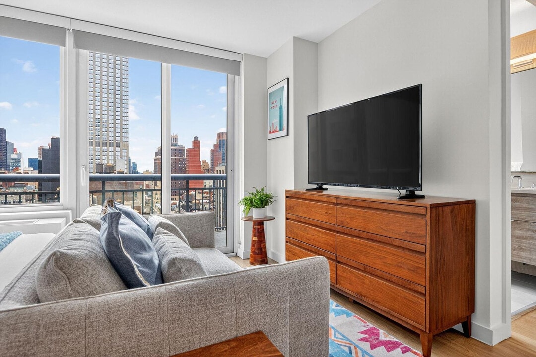 68 W 37th St in New York, NY - Building Photo