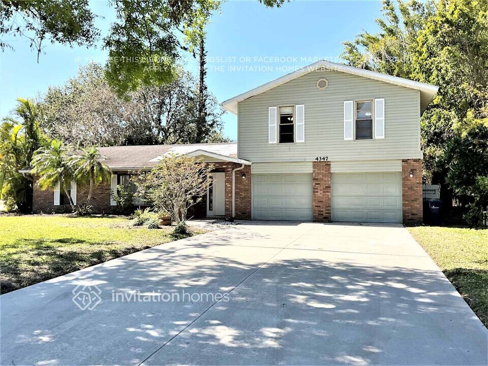 4347 Brandywine Dr in Sarasota, FL - Building Photo