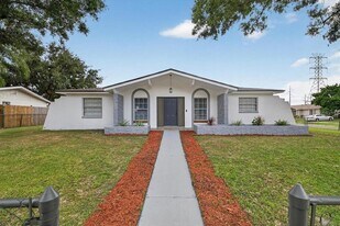 8609 Fish Lake Rd in Tampa, FL - Building Photo