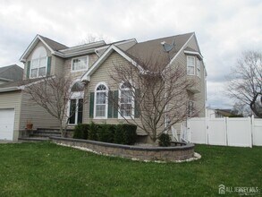 103 Tived Ln E in Edison, NJ - Building Photo - Building Photo