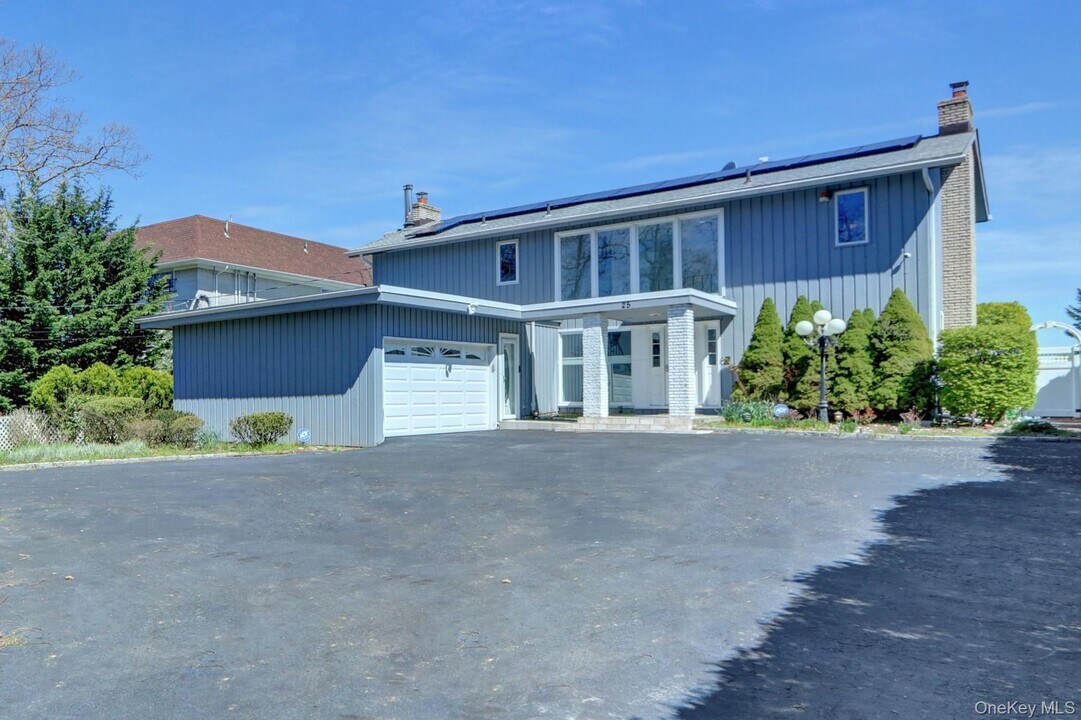 25 Wildwood Rd in Rocky Point, NY - Building Photo