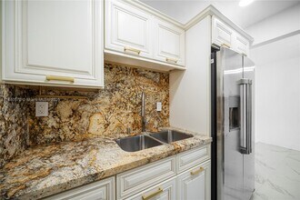 7105 Miami Lakes Dr in Miami Lakes, FL - Building Photo - Building Photo