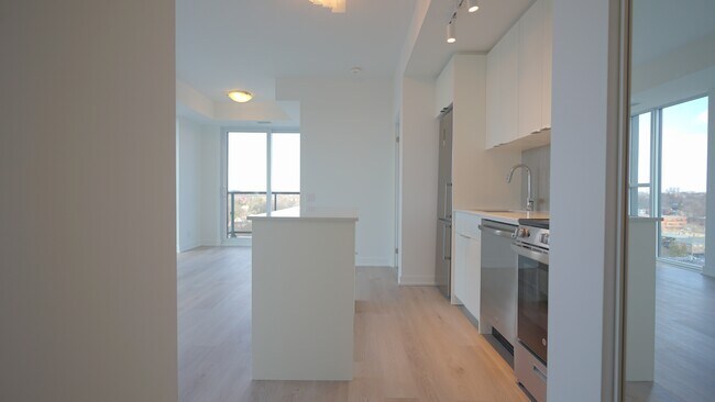 1660-1660 Bloor St W in Toronto, ON - Building Photo - Building Photo