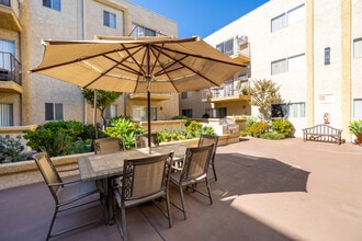 Park Merridy in Northridge, CA - Foto de edificio - Building Photo