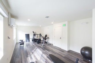 3667 Mentone Ave in Los Angeles, CA - Building Photo - Interior Photo