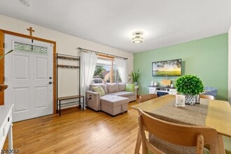 39 Melody Hill Rd in Clifton, NJ - Building Photo - Building Photo