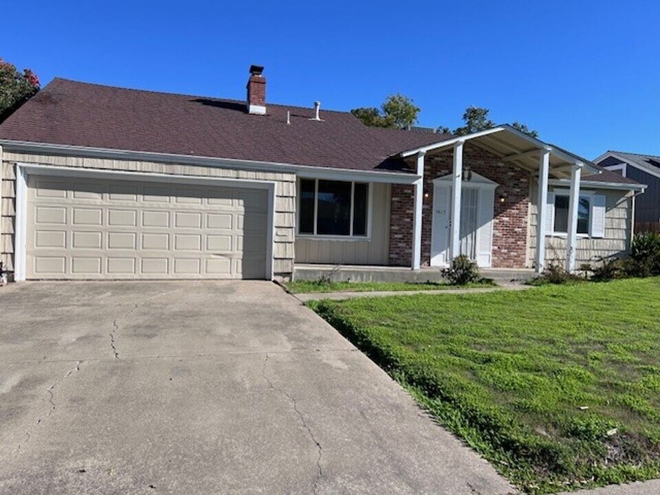 7417 East Pkwy in Sacramento, CA - Building Photo