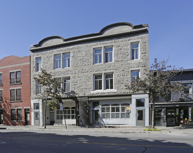 3237-3245 Sainte-Catherine Rue E in Montréal, QC - Building Photo - Building Photo