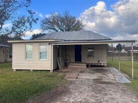815 E Railroad Ave in Boling, TX - Building Photo