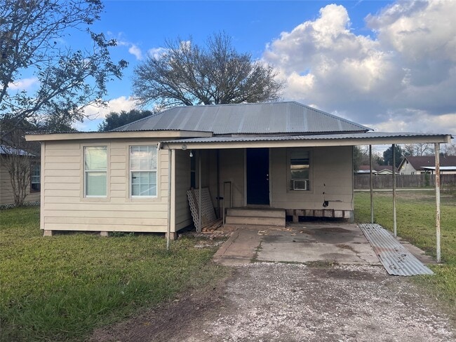 property at 815 E Railroad Ave