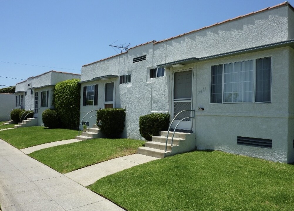 2419 Arizona Ave in Santa Monica, CA - Foto de edificio