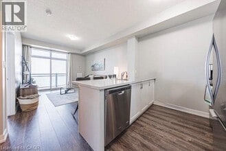 35 Southshore Cres in Stoney Creek, ON - Building Photo - Building Photo