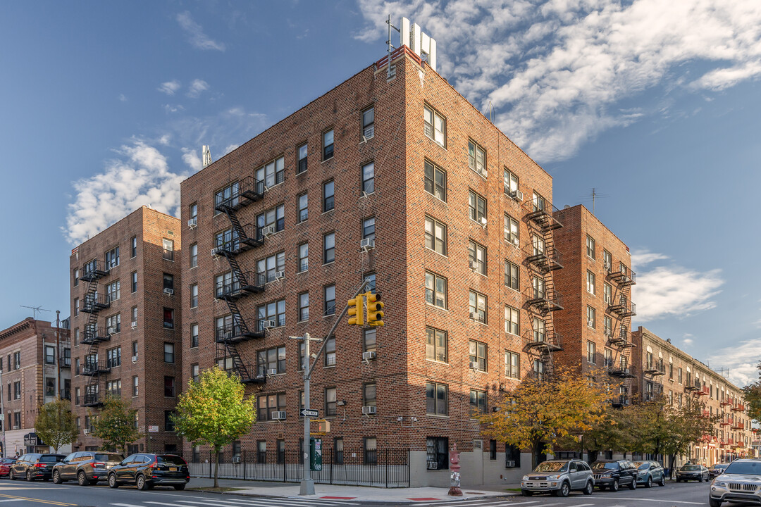 2102 Beverley Rd in Brooklyn, NY - Building Photo