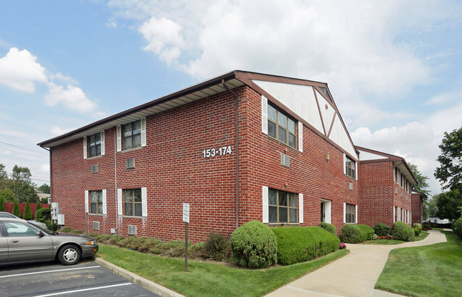 55+ West Babylon Manor Senior Community in West Babylon, NY - Foto de edificio - Building Photo