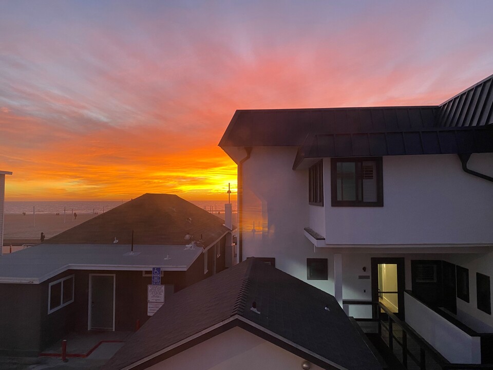 24 11th St. Apartments in Hermosa Beach, CA - Foto de edificio