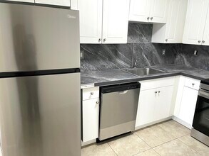 760 SE 2nd Ave, Unit E in Deerfield Beach, FL - Building Photo - Building Photo